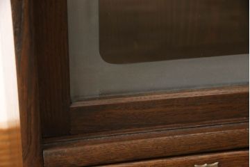 ガラス戸棚をリペア&カスタム!取っ手は似た雰囲気のものに交換。木部は現状の品物に合わせて1トーン程落ち着いた色に着色し、内部棚板・修繕箇所は本体と馴染むように。(飾り棚、収納棚、キャビネット)