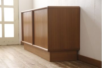 サイドボードをリペア&カスタム!既存の棚受けをねじ込みタイプのダボに交換。各棚に1個ずつ計5か所に配線用の穴開け加工。(キャビネット、テレビ台、リビングボード、ヴィンテージ)