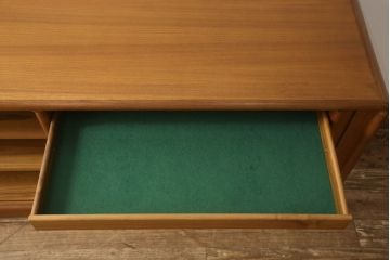 サイドボードをリペア&カスタム!既存の棚受けをねじ込みタイプのダボに交換。各棚に1個ずつ計5か所に配線用の穴開け加工。(キャビネット、テレビ台、リビングボード、ヴィンテージ)