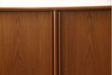 サイドボードをリペア&カスタム!既存の棚受けをねじ込みタイプのダボに交換。各棚に1個ずつ計5か所に配線用の穴開け加工。(キャビネット、テレビ台、リビングボード、ヴィンテージ)
