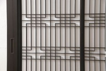 組子入り扉1枚をリペア&カスタム!高さと幅をリサイズし、開き戸から引戸へ仕様変更。引手を取り付け、プラスチック障子紙にて張り替え。色味は当店商品を参考にダークブラウン色に着色。(ドア、障子戸、格子戸、建具)