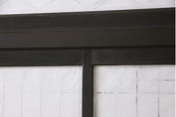組子入り扉1枚をリペア&カスタム!高さと幅をリサイズし、開き戸から引戸へ仕様変更。引手を取り付け、プラスチック障子紙にて張り替え。色味は当店商品を参考にダークブラウン色に着色。(ドア、障子戸、格子戸、建具)