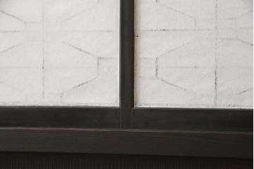 組子入り扉1枚をリペア&カスタム!高さと幅をリサイズし、開き戸から引戸へ仕様変更。引手を取り付け、プラスチック障子紙にて張り替え。色味は当店商品を参考にダークブラウン色に着色。(ドア、障子戸、格子戸、建具)