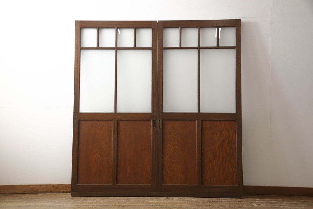 ガラス戸2枚をリペア&カスタム!高さと幅をリサイズし、引手を引き違いでの使用に適した位置に移動。ガラスは新しく交換し、V字戸車取付け。修繕箇所・新材使用箇所は本体になじませ、現状のお品物に合わせて1トーン程落ち着いた色に着色。(引き戸、建具)