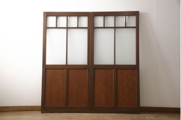 ガラス戸2枚をリペア&カスタム!高さと幅をリサイズし、引手を引き違いでの使用に適した位置に移動。ガラスは新しく交換し、V字戸車取付け。修繕箇所・新材使用箇所は本体になじませ、現状のお品物に合わせて1トーン程落ち着いた色に着色。(引き戸、建具)