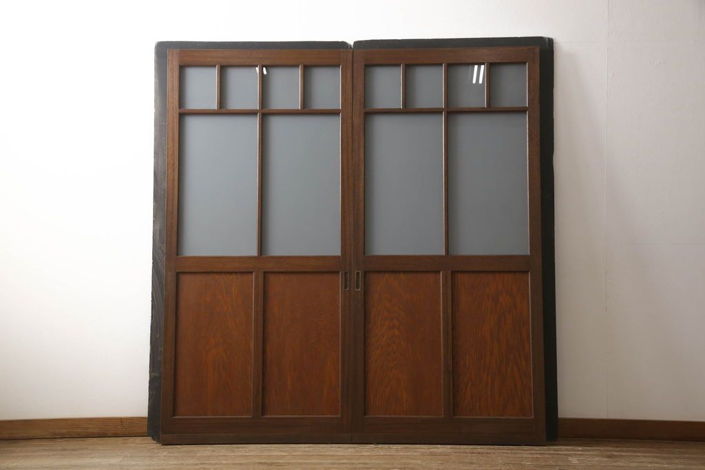 ガラス戸2枚をリペア&カスタム!高さと幅をリサイズし、引手を引き違いでの使用に適した位置に移動。ガラスは新しく交換し、V字戸車取付け。修繕箇所・新材使用箇所は本体になじませ、現状のお品物に合わせて1トーン程落ち着いた色に着色。(引き戸、建具)