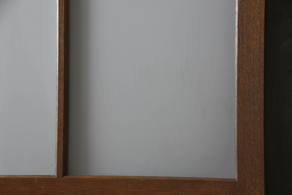 ガラス戸2枚をリペア&カスタム!高さと幅をリサイズし、引手を引き違いでの使用に適した位置に移動。ガラスは新しく交換し、V字戸車取付け。修繕箇所・新材使用箇所は本体になじませ、現状のお品物に合わせて1トーン程落ち着いた色に着色。(引き戸、建具)