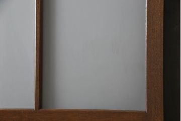 ガラス戸2枚をリペア&カスタム!高さと幅をリサイズし、引手を引き違いでの使用に適した位置に移動。ガラスは新しく交換し、V字戸車取付け。修繕箇所・新材使用箇所は本体になじませ、現状のお品物に合わせて1トーン程落ち着いた色に着色。(引き戸、建具)