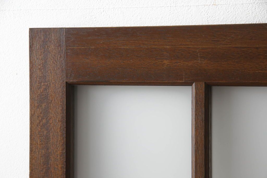 ガラス戸2枚をリペア&カスタム!高さと幅をリサイズし、引手を引き違いでの使用に適した位置に移動。ガラスは新しく交換し、V字戸車取付け。修繕箇所・新材使用箇所は本体になじませ、現状のお品物に合わせて1トーン程落ち着いた色に着色。(引き戸、建具)