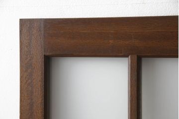 ガラス戸2枚をリペア&カスタム!高さと幅をリサイズし、引手を引き違いでの使用に適した位置に移動。ガラスは新しく交換し、V字戸車取付け。修繕箇所・新材使用箇所は本体になじませ、現状のお品物に合わせて1トーン程落ち着いた色に着色。(引き戸、建具)