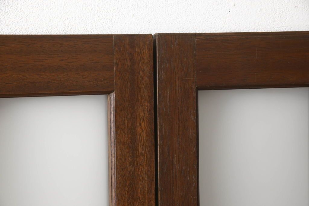 ガラス戸2枚をリペア&カスタム!高さと幅をリサイズし、引手を引き違いでの使用に適した位置に移動。ガラスは新しく交換し、V字戸車取付け。修繕箇所・新材使用箇所は本体になじませ、現状のお品物に合わせて1トーン程落ち着いた色に着色。(引き戸、建具)