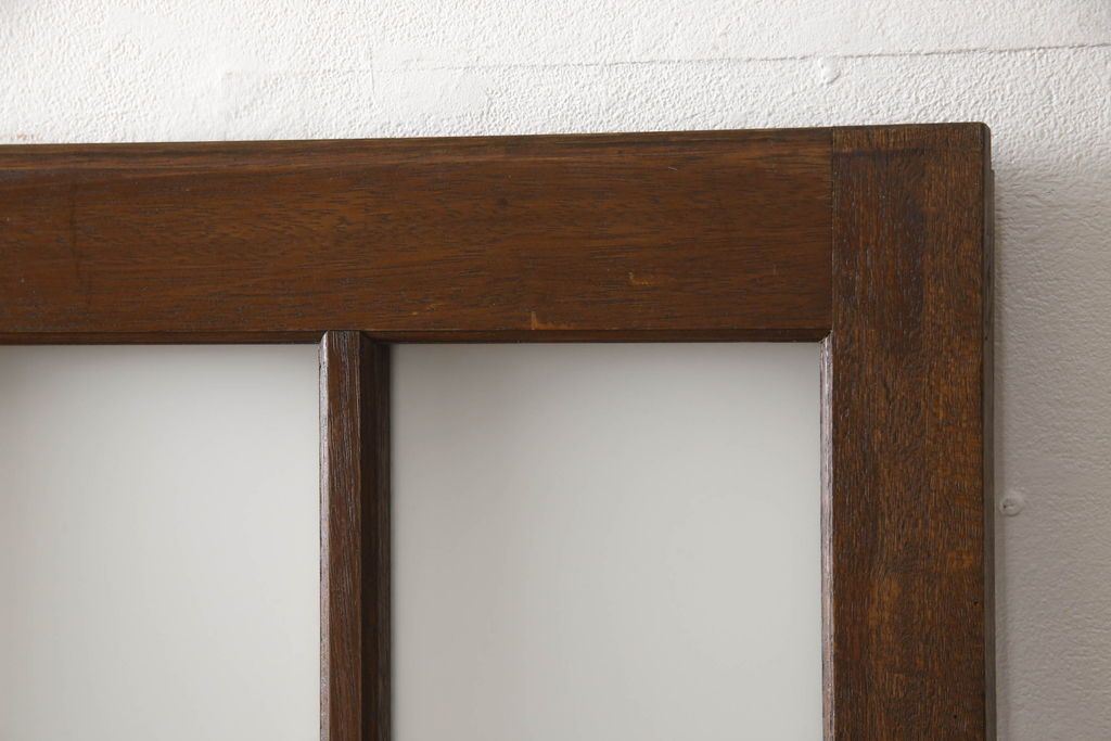 ガラス戸2枚をリペア&カスタム!高さと幅をリサイズし、引手を引き違いでの使用に適した位置に移動。ガラスは新しく交換し、V字戸車取付け。修繕箇所・新材使用箇所は本体になじませ、現状のお品物に合わせて1トーン程落ち着いた色に着色。(引き戸、建具)