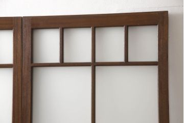 ガラス戸2枚をリペア&カスタム!高さと幅をリサイズし、引手を引き違いでの使用に適した位置に移動。ガラスは新しく交換し、V字戸車取付け。修繕箇所・新材使用箇所は本体になじませ、現状のお品物に合わせて1トーン程落ち着いた色に着色。(引き戸、建具)