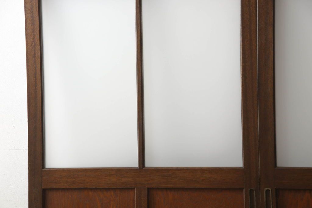 ガラス戸2枚をリペア&カスタム!高さと幅をリサイズし、引手を引き違いでの使用に適した位置に移動。ガラスは新しく交換し、V字戸車取付け。修繕箇所・新材使用箇所は本体になじませ、現状のお品物に合わせて1トーン程落ち着いた色に着色。(引き戸、建具)