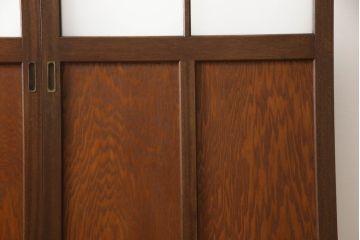 ガラス戸2枚をリペア&カスタム!高さと幅をリサイズし、引手を引き違いでの使用に適した位置に移動。ガラスは新しく交換し、V字戸車取付け。修繕箇所・新材使用箇所は本体になじませ、現状のお品物に合わせて1トーン程落ち着いた色に着色。(引き戸、建具)