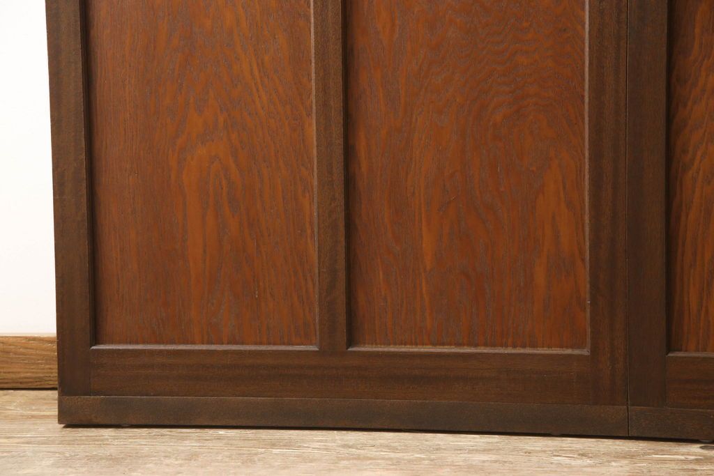 ガラス戸2枚をリペア&カスタム!高さと幅をリサイズし、引手を引き違いでの使用に適した位置に移動。ガラスは新しく交換し、V字戸車取付け。修繕箇所・新材使用箇所は本体になじませ、現状のお品物に合わせて1トーン程落ち着いた色に着色。(引き戸、建具)