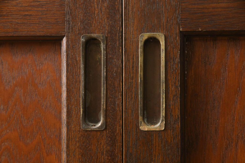 ガラス戸2枚をリペア&カスタム!高さと幅をリサイズし、引手を引き違いでの使用に適した位置に移動。ガラスは新しく交換し、V字戸車取付け。修繕箇所・新材使用箇所は本体になじませ、現状のお品物に合わせて1トーン程落ち着いた色に着色。(引き戸、建具)