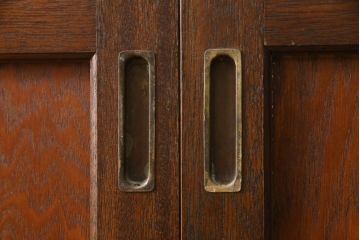 ガラス戸2枚をリペア&カスタム!高さと幅をリサイズし、引手を引き違いでの使用に適した位置に移動。ガラスは新しく交換し、V字戸車取付け。修繕箇所・新材使用箇所は本体になじませ、現状のお品物に合わせて1トーン程落ち着いた色に着色。(引き戸、建具)