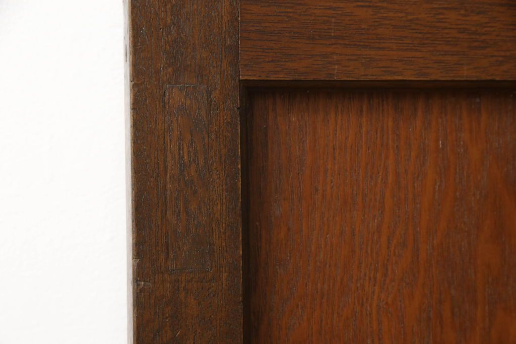 ガラス戸2枚をリペア&カスタム!高さと幅をリサイズし、引手を引き違いでの使用に適した位置に移動。ガラスは新しく交換し、V字戸車取付け。修繕箇所・新材使用箇所は本体になじませ、現状のお品物に合わせて1トーン程落ち着いた色に着色。(引き戸、建具)