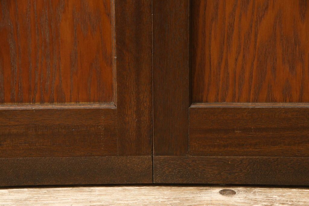 ガラス戸2枚をリペア&カスタム!高さと幅をリサイズし、引手を引き違いでの使用に適した位置に移動。ガラスは新しく交換し、V字戸車取付け。修繕箇所・新材使用箇所は本体になじませ、現状のお品物に合わせて1トーン程落ち着いた色に着色。(引き戸、建具)