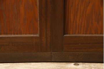 ガラス戸2枚をリペア&カスタム!高さと幅をリサイズし、引手を引き違いでの使用に適した位置に移動。ガラスは新しく交換し、V字戸車取付け。修繕箇所・新材使用箇所は本体になじませ、現状のお品物に合わせて1トーン程落ち着いた色に着色。(引き戸、建具)