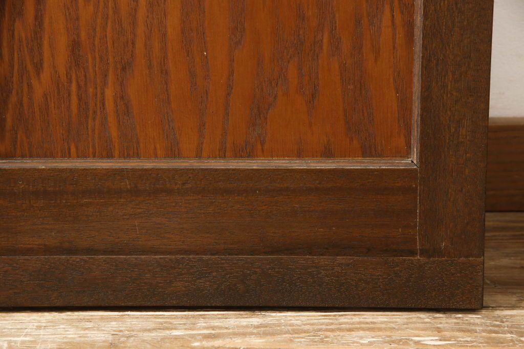 ガラス戸2枚をリペア&カスタム!高さと幅をリサイズし、引手を引き違いでの使用に適した位置に移動。ガラスは新しく交換し、V字戸車取付け。修繕箇所・新材使用箇所は本体になじませ、現状のお品物に合わせて1トーン程落ち着いた色に着色。(引き戸、建具)