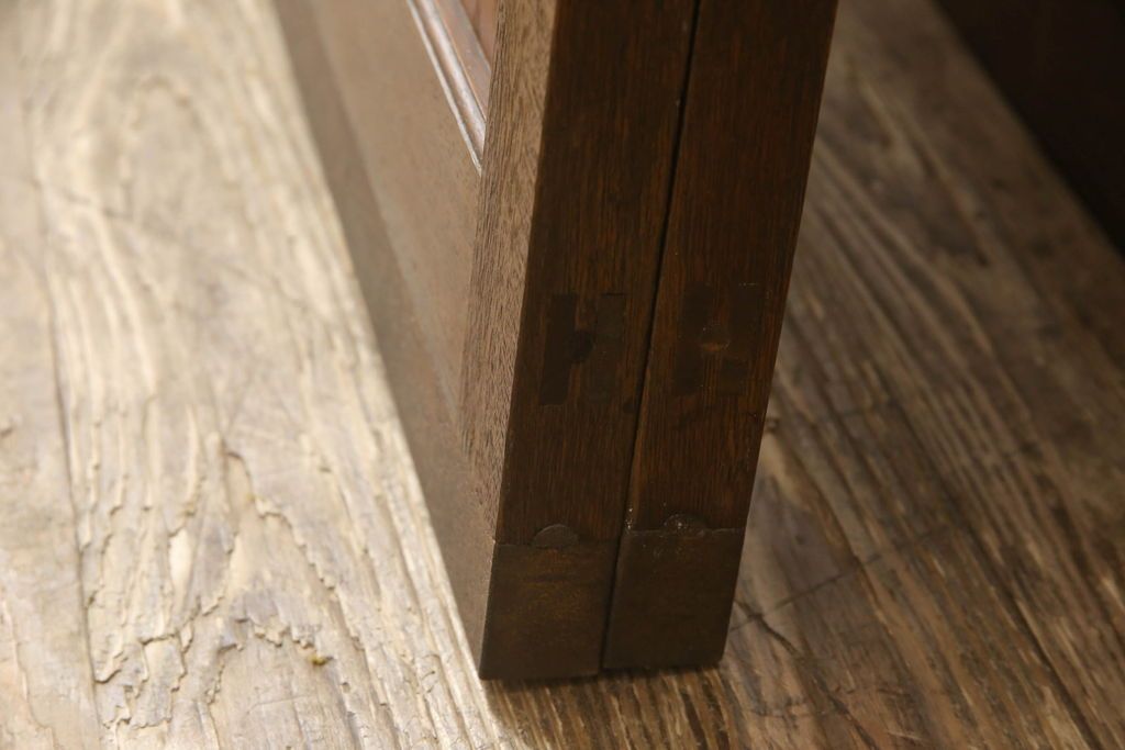 ガラス戸2枚をリペア&カスタム!高さと幅をリサイズし、引手を引き違いでの使用に適した位置に移動。ガラスは新しく交換し、V字戸車取付け。修繕箇所・新材使用箇所は本体になじませ、現状のお品物に合わせて1トーン程落ち着いた色に着色。(引き戸、建具)