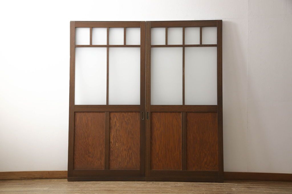 ガラス戸2枚をリペア&カスタム!高さと幅をリサイズし、引手を引き違いでの使用に適した位置に移動。ガラスは新しく交換し、V字戸車取付け。修繕箇所・新材使用箇所は本体になじませ、現状のお品物に合わせて1トーン程落ち着いた色に着色。(引き戸、建具)