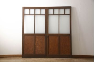 ガラス戸2枚をリペア&カスタム!高さと幅をリサイズし、引手を引き違いでの使用に適した位置に移動。ガラスは新しく交換し、V字戸車取付け。修繕箇所・新材使用箇所は本体になじませ、現状のお品物に合わせて1トーン程落ち着いた色に着色。(引き戸、建具)