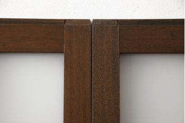 ガラス戸2枚をリペア&カスタム!高さと幅をリサイズし、引手を引き違いでの使用に適した位置に移動。ガラスは新しく交換し、V字戸車取付け。修繕箇所・新材使用箇所は本体になじませ、現状のお品物に合わせて1トーン程落ち着いた色に着色。(引き戸、建具)