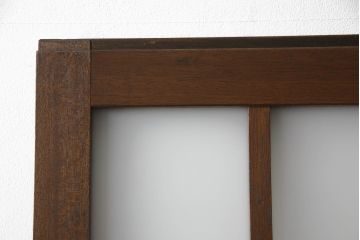 ガラス戸2枚をリペア&カスタム!高さと幅をリサイズし、引手を引き違いでの使用に適した位置に移動。ガラスは新しく交換し、V字戸車取付け。修繕箇所・新材使用箇所は本体になじませ、現状のお品物に合わせて1トーン程落ち着いた色に着色。(引き戸、建具)