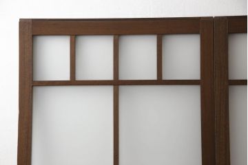 ガラス戸2枚をリペア&カスタム!高さと幅をリサイズし、引手を引き違いでの使用に適した位置に移動。ガラスは新しく交換し、V字戸車取付け。修繕箇所・新材使用箇所は本体になじませ、現状のお品物に合わせて1トーン程落ち着いた色に着色。(引き戸、建具)