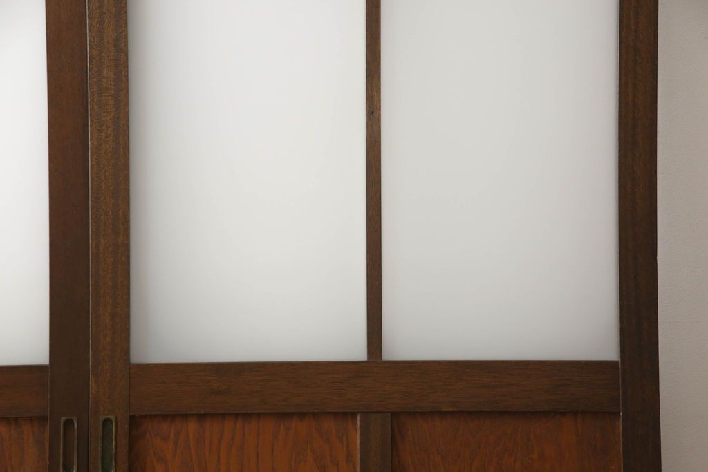 ガラス戸2枚をリペア&カスタム!高さと幅をリサイズし、引手を引き違いでの使用に適した位置に移動。ガラスは新しく交換し、V字戸車取付け。修繕箇所・新材使用箇所は本体になじませ、現状のお品物に合わせて1トーン程落ち着いた色に着色。(引き戸、建具)