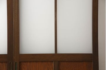 ガラス戸2枚をリペア&カスタム!高さと幅をリサイズし、引手を引き違いでの使用に適した位置に移動。ガラスは新しく交換し、V字戸車取付け。修繕箇所・新材使用箇所は本体になじませ、現状のお品物に合わせて1トーン程落ち着いた色に着色。(引き戸、建具)