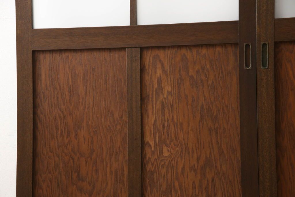 ガラス戸2枚をリペア&カスタム!高さと幅をリサイズし、引手を引き違いでの使用に適した位置に移動。ガラスは新しく交換し、V字戸車取付け。修繕箇所・新材使用箇所は本体になじませ、現状のお品物に合わせて1トーン程落ち着いた色に着色。(引き戸、建具)