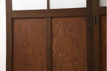 ガラス戸2枚をリペア&カスタム!高さと幅をリサイズし、引手を引き違いでの使用に適した位置に移動。ガラスは新しく交換し、V字戸車取付け。修繕箇所・新材使用箇所は本体になじませ、現状のお品物に合わせて1トーン程落ち着いた色に着色。(引き戸、建具)