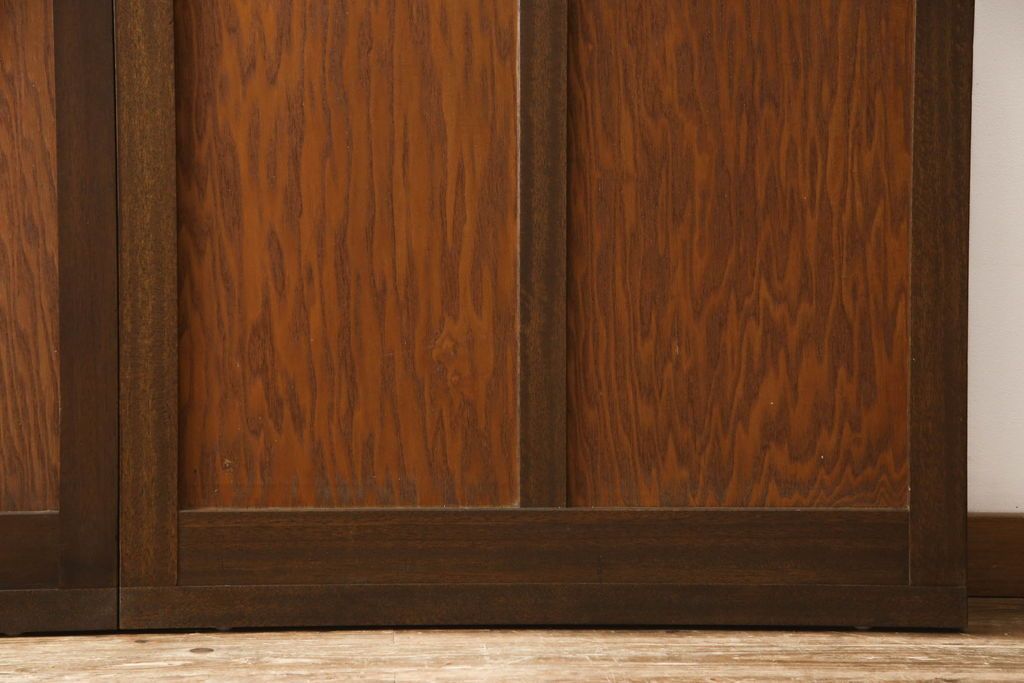 ガラス戸2枚をリペア&カスタム!高さと幅をリサイズし、引手を引き違いでの使用に適した位置に移動。ガラスは新しく交換し、V字戸車取付け。修繕箇所・新材使用箇所は本体になじませ、現状のお品物に合わせて1トーン程落ち着いた色に着色。(引き戸、建具)