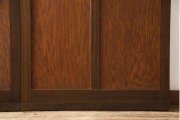 ガラス戸2枚をリペア&カスタム!高さと幅をリサイズし、引手を引き違いでの使用に適した位置に移動。ガラスは新しく交換し、V字戸車取付け。修繕箇所・新材使用箇所は本体になじませ、現状のお品物に合わせて1トーン程落ち着いた色に着色。(引き戸、建具)