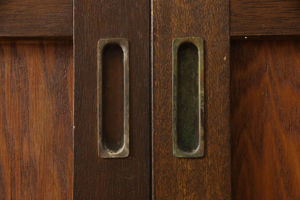 ガラス戸2枚をリペア&カスタム!高さと幅をリサイズし、引手を引き違いでの使用に適した位置に移動。ガラスは新しく交換し、V字戸車取付け。修繕箇所・新材使用箇所は本体になじませ、現状のお品物に合わせて1トーン程落ち着いた色に着色。(引き戸、建具)