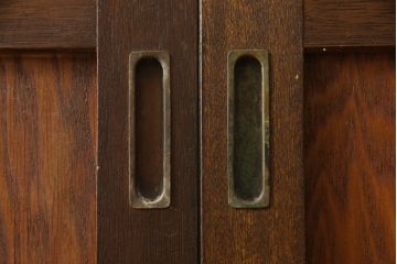 ガラス戸2枚をリペア&カスタム!高さと幅をリサイズし、引手を引き違いでの使用に適した位置に移動。ガラスは新しく交換し、V字戸車取付け。修繕箇所・新材使用箇所は本体になじませ、現状のお品物に合わせて1トーン程落ち着いた色に着色。(引き戸、建具)