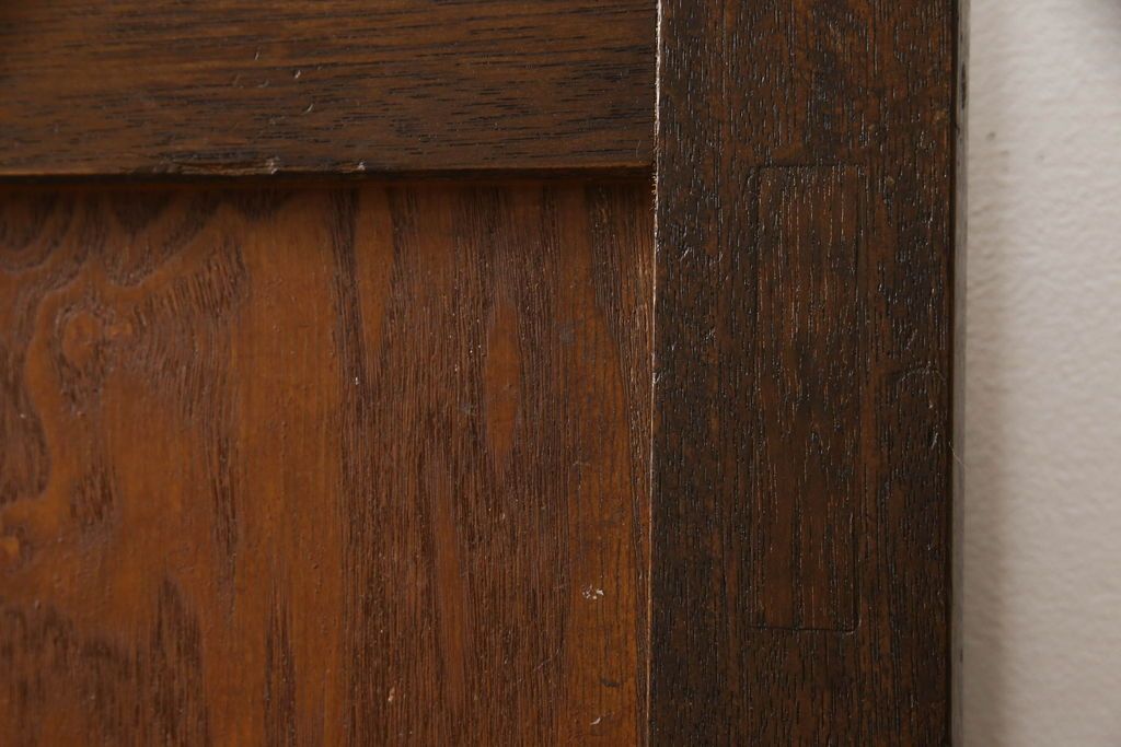 ガラス戸2枚をリペア&カスタム!高さと幅をリサイズし、引手を引き違いでの使用に適した位置に移動。ガラスは新しく交換し、V字戸車取付け。修繕箇所・新材使用箇所は本体になじませ、現状のお品物に合わせて1トーン程落ち着いた色に着色。(引き戸、建具)