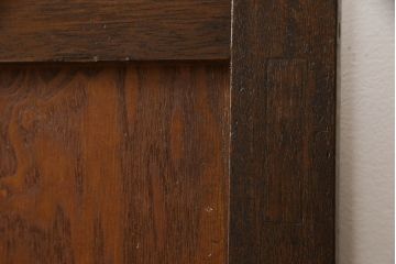 ガラス戸2枚をリペア&カスタム!高さと幅をリサイズし、引手を引き違いでの使用に適した位置に移動。ガラスは新しく交換し、V字戸車取付け。修繕箇所・新材使用箇所は本体になじませ、現状のお品物に合わせて1トーン程落ち着いた色に着色。(引き戸、建具)