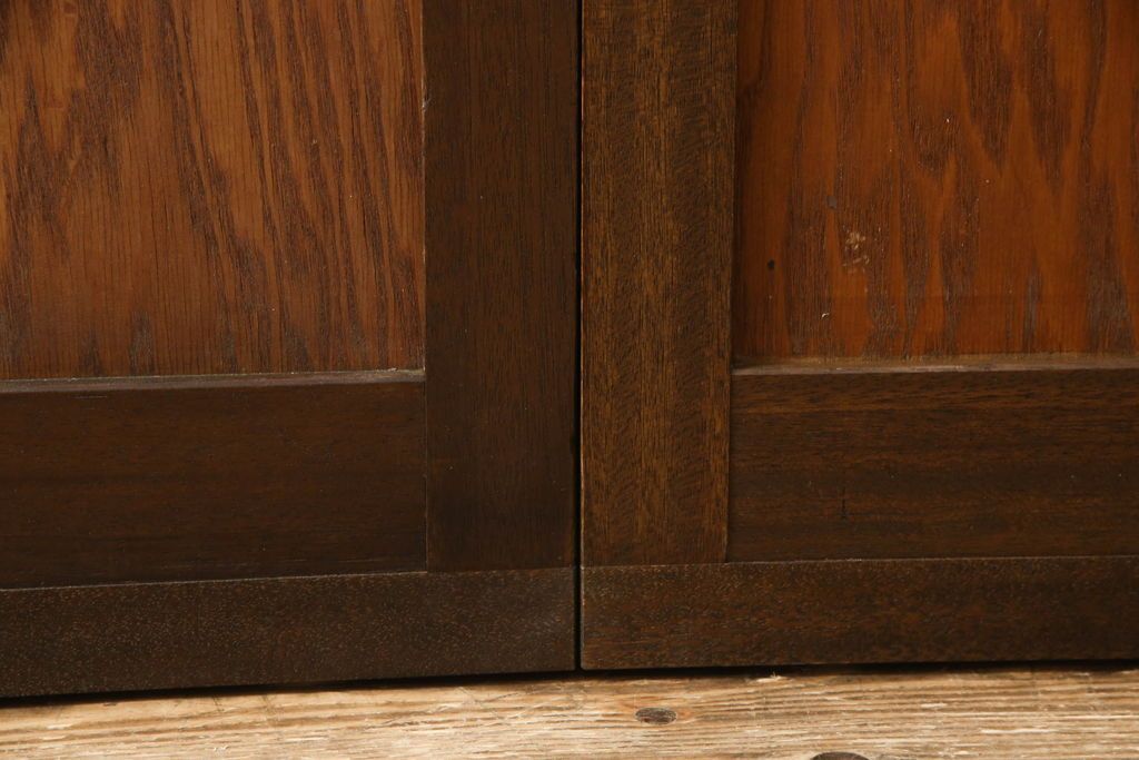 ガラス戸2枚をリペア&カスタム!高さと幅をリサイズし、引手を引き違いでの使用に適した位置に移動。ガラスは新しく交換し、V字戸車取付け。修繕箇所・新材使用箇所は本体になじませ、現状のお品物に合わせて1トーン程落ち着いた色に着色。(引き戸、建具)