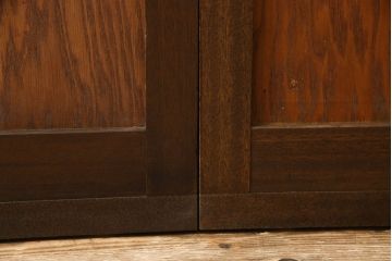 ガラス戸2枚をリペア&カスタム!高さと幅をリサイズし、引手を引き違いでの使用に適した位置に移動。ガラスは新しく交換し、V字戸車取付け。修繕箇所・新材使用箇所は本体になじませ、現状のお品物に合わせて1トーン程落ち着いた色に着色。(引き戸、建具)