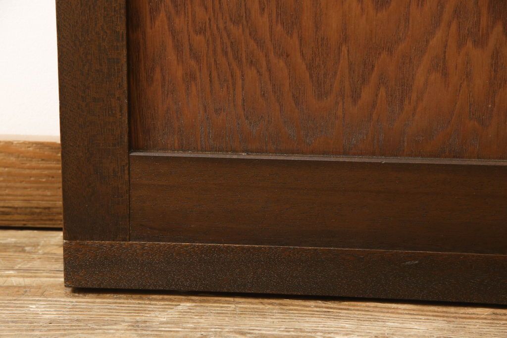 ガラス戸2枚をリペア&カスタム!高さと幅をリサイズし、引手を引き違いでの使用に適した位置に移動。ガラスは新しく交換し、V字戸車取付け。修繕箇所・新材使用箇所は本体になじませ、現状のお品物に合わせて1トーン程落ち着いた色に着色。(引き戸、建具)