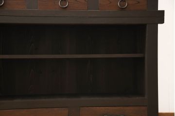 六尺水屋箪笥をリペア&カスタム!上段下段ともに棚板を製作取り付け。配線穴開け加工を施し、現状のツートンカラーを保ち仕上げ。(収納棚、戸棚、食器棚、キャビネット)