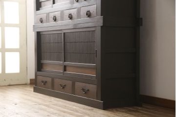 六尺水屋箪笥をリペア&カスタム!上段下段ともに棚板を製作取り付け。配線穴開け加工を施し、現状のツートンカラーを保ち仕上げ。(収納棚、戸棚、食器棚、キャビネット)