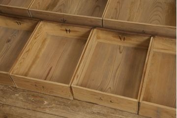六尺水屋箪笥をリペア&カスタム!上段下段ともに棚板を製作取り付け。配線穴開け加工を施し、現状のツートンカラーを保ち仕上げ。(収納棚、戸棚、食器棚、キャビネット)