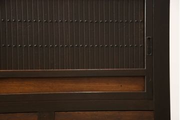 六尺水屋箪笥をリペア&カスタム!上段下段ともに棚板を製作取り付け。配線穴開け加工を施し、現状のツートンカラーを保ち仕上げ。(収納棚、戸棚、食器棚、キャビネット)