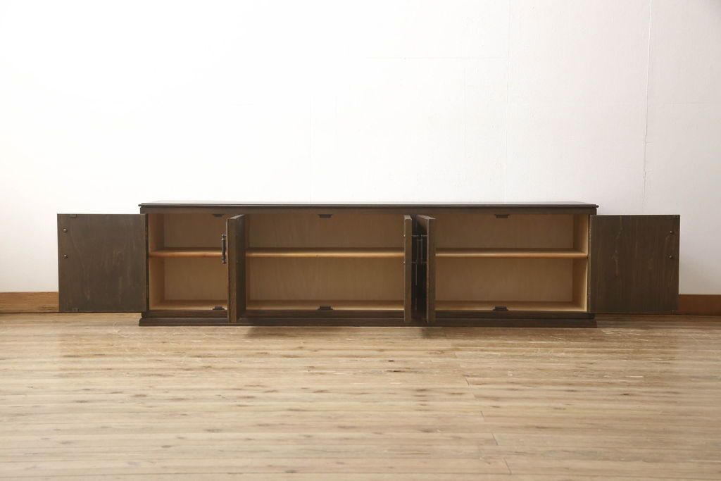 ローボードの見た目を変えずに綺麗にリペア!修繕箇所は本体と馴染ませ、木部は現状をベースにして1トーン程落ち着いた色味に着色。(テレビ台、テレビボード、収納棚、吊り戸棚、ヴィンテージ)